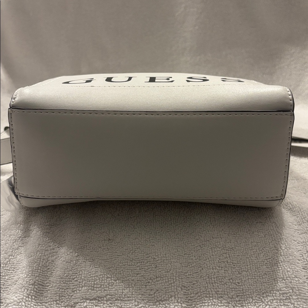 One of the most saw after Guess hand bags ever. White casual bags with strap. - Picture 5 of 5